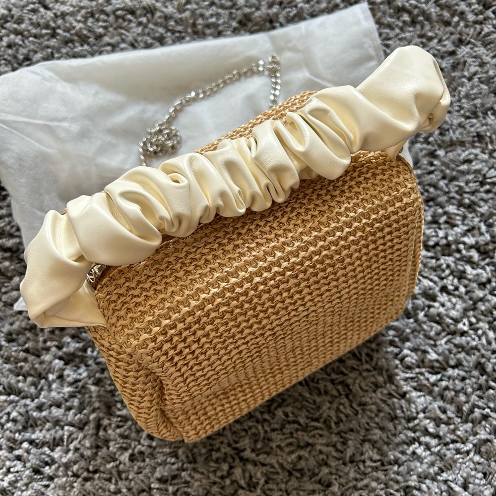 Elegant Tan Crossbody Bag with Cream Handle - Picture 3 of 8